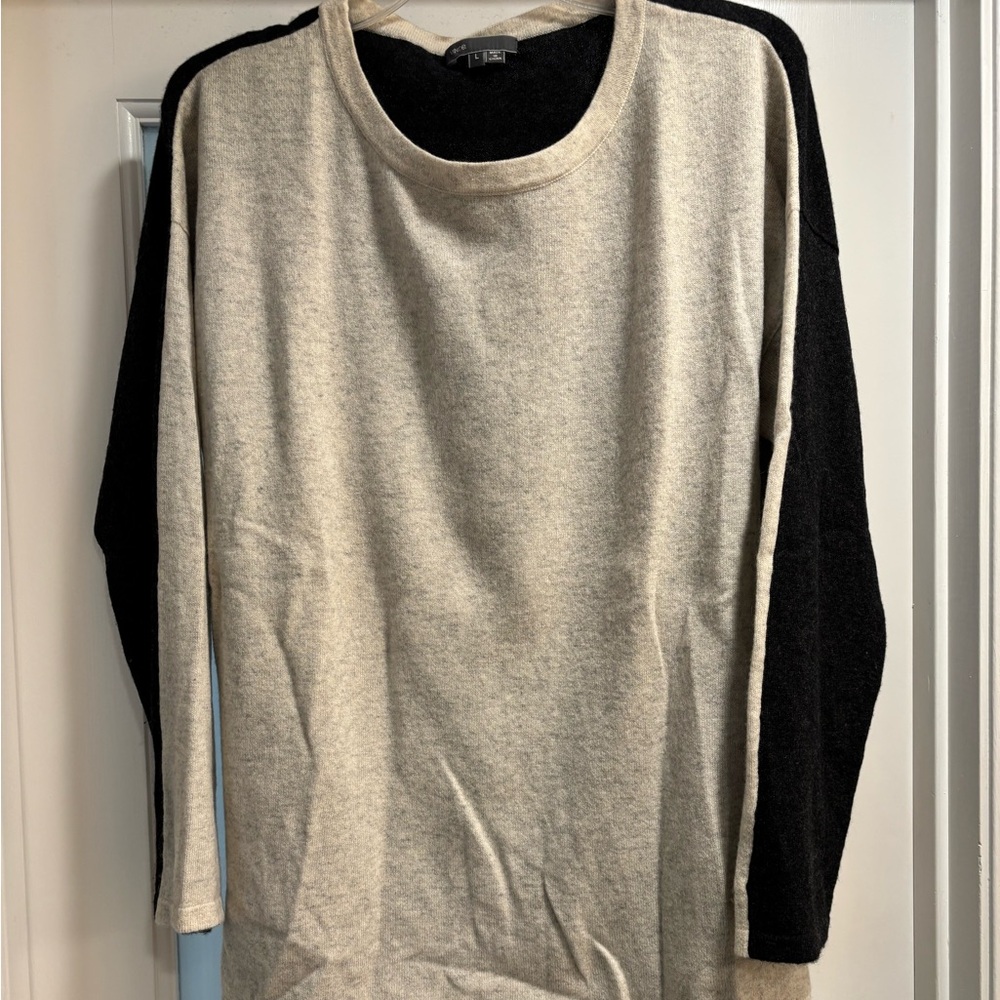 Vince Women’s Grey and Black Crewneck Cashmere Sweater